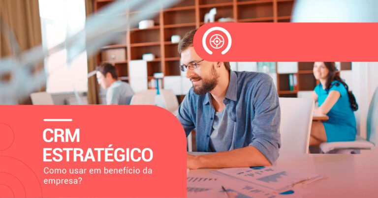 Colaborador fazendo gestão de clientes por meio de um crm estratégico