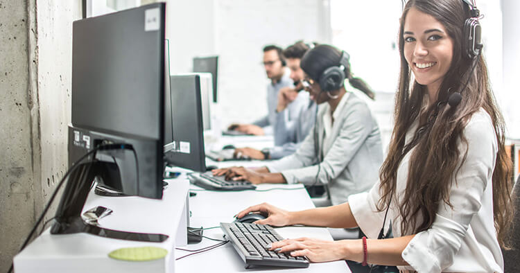 Colaboradora fazendo uso de ferramenta de atendimento em escritório.