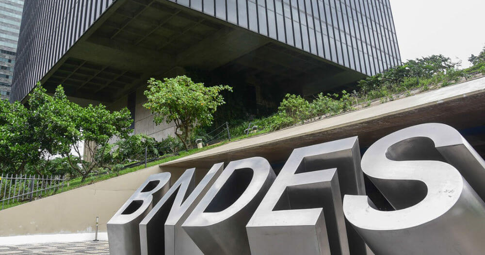 Imagem frontal da sede do BNDES, um dos órgãos possibilitadores de linhas de crédito para MPMEs