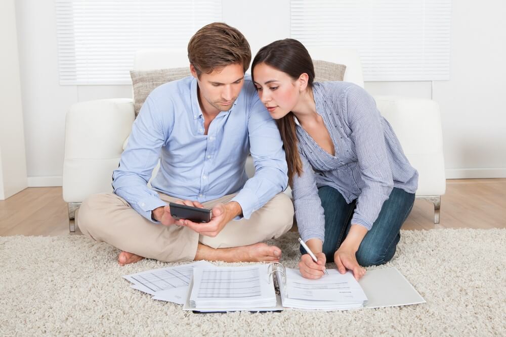 Casal avaliando se deve recorrer a um empréstimo ou demais recursos financeiros