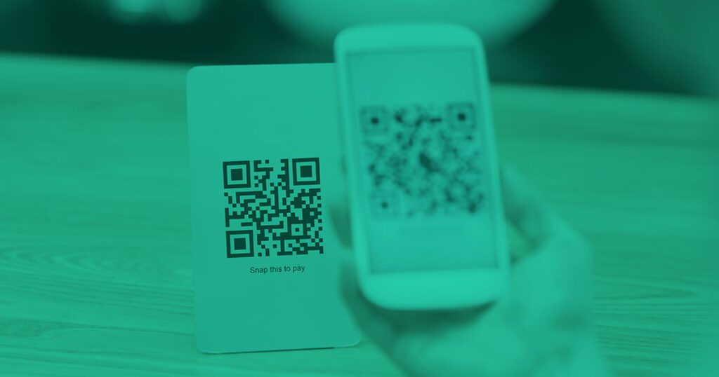 Pessoa escaneando QR Code para realizar pagamento via Pix